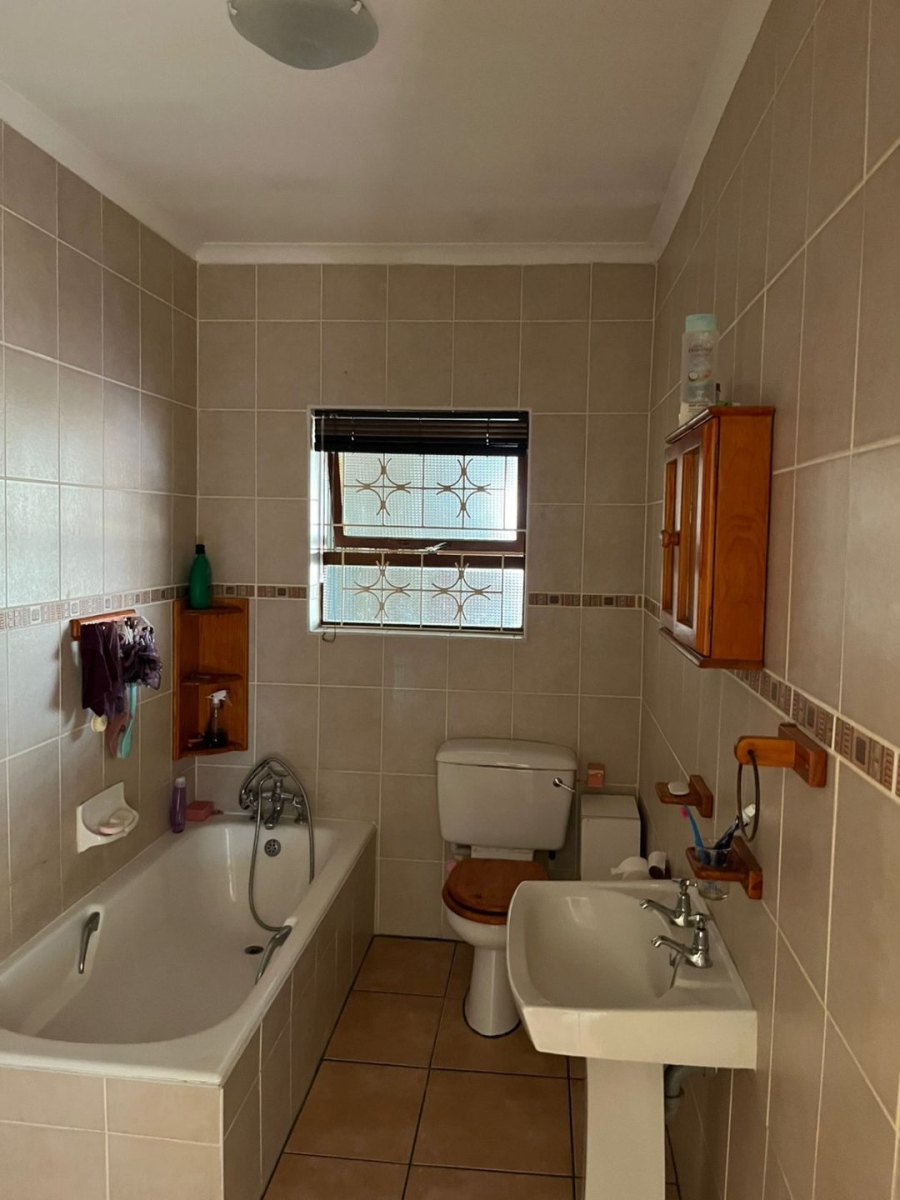 4 Bedroom Property for Sale in Heuwelkruin Eastern Cape